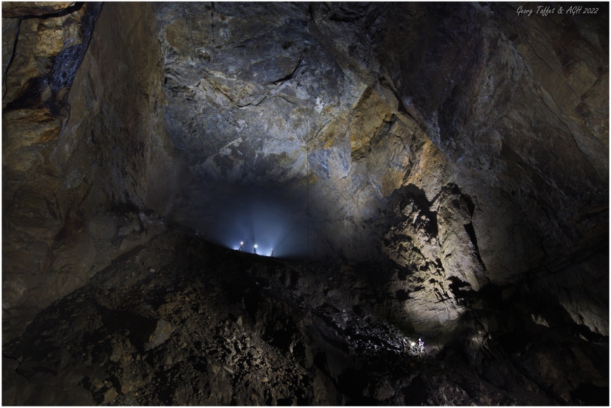 H&ouml;lloch Schwarzdom unten